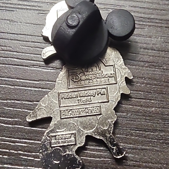Disney Pin – Hidden Mickey Parrot (2 of 4)! 🦜✨ Disney Collector Trading Pin - Picture 2 of 3